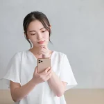 スマホで調べる女性