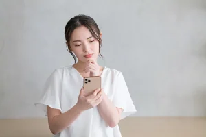 スマホで調べる女性