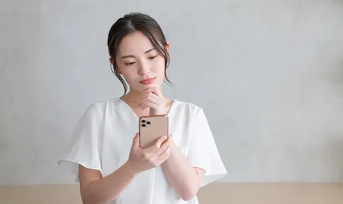 スマホで調べる女性