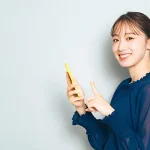 スマホを操作する女性