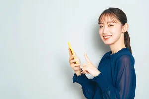スマホを操作する女性