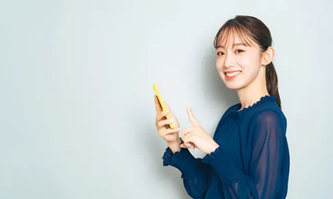 スマホを操作する女性