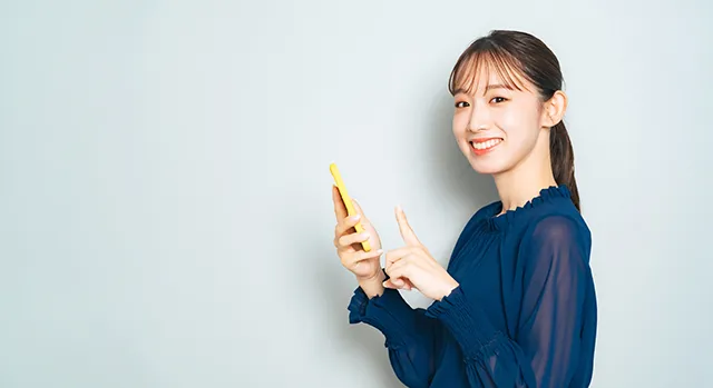 スマホを操作する女性