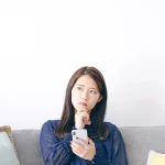 スマホを見て慰問を持つ女性