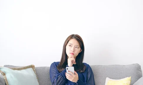 スマホを見て慰問を持つ女性