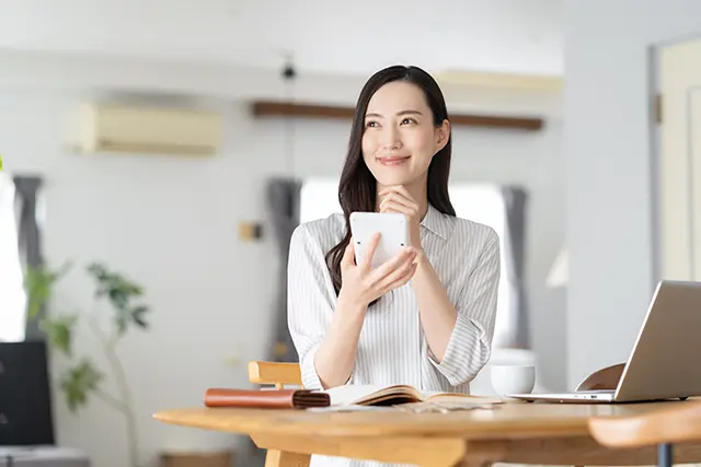 スマートフォンで探す女性