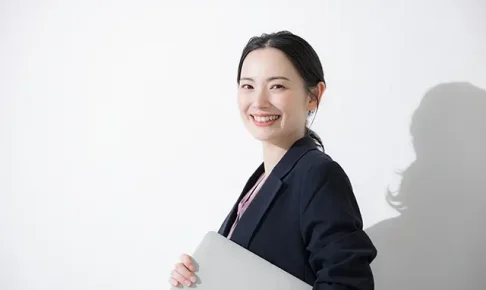 スーツ姿のビジネスウーマン