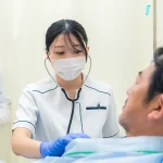 バイタルを測定する看護師