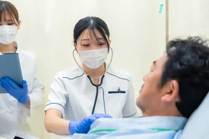 バイタルを測定する看護師