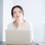 パソコンで検索をする女性