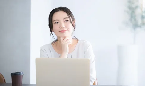 パソコンで検索をする女性