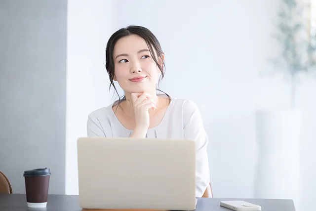 パソコンで検索をする女性