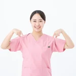 ポイントを指さす看護師
