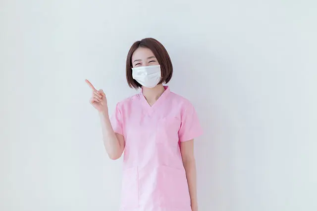 ポイントを説明する看護師