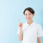 ポイントを説明する看護師