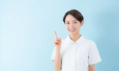 ポイントを説明する看護師