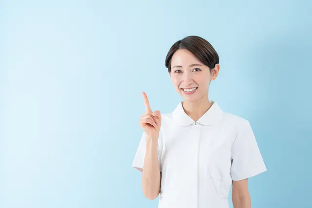 ポイントを説明する看護師