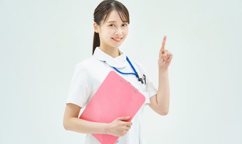 人差し指を立てる看護師
