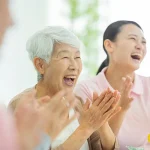 介護施設の看護師と入居者