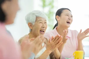 介護施設の看護師と入居者