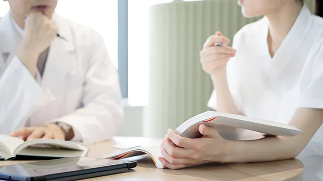 勉強をする医師と看護師