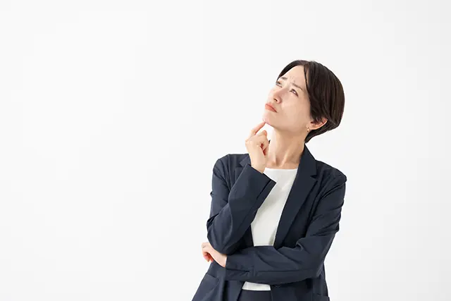 悩む女性
