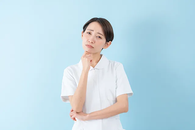 悩む看護師