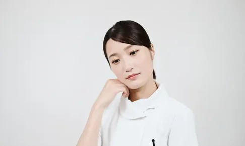 悩む看護師