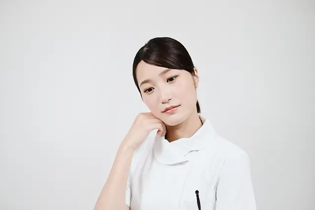 悩む看護師