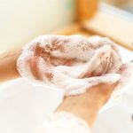 手洗いをする女性の手