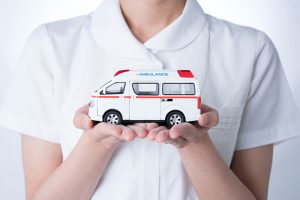 救急車と看護師