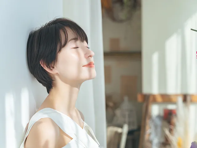 朝日を浴びる女性