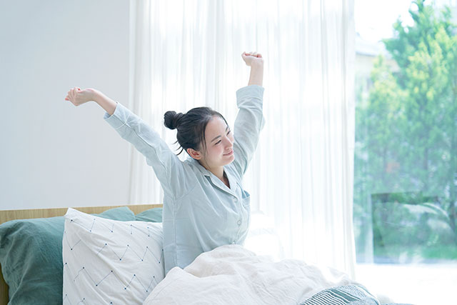 朝目覚める女性