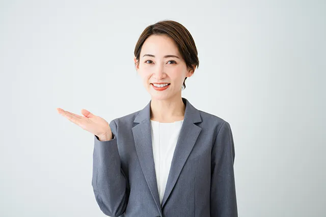 法律について解説をする女性
