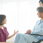 療養型病棟で働く看護師と患者のイメージ