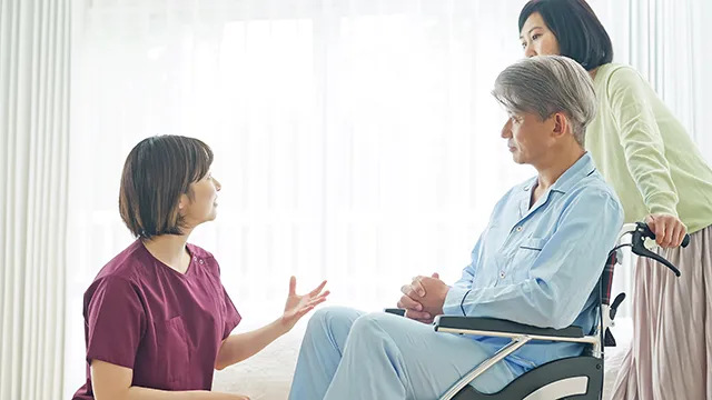 療養型病棟で働く看護師と患者のイメージ