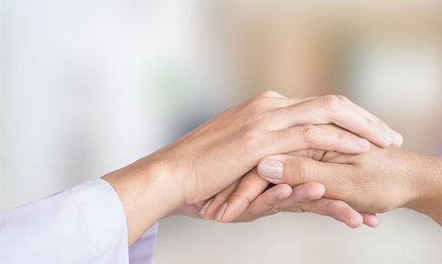 看護師と患者の手