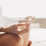 瞑想をする女性
