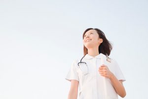 空を見上げる看護師