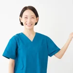 笑顔で案内をする看護師