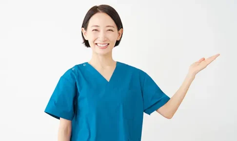 笑顔で案内をする看護師