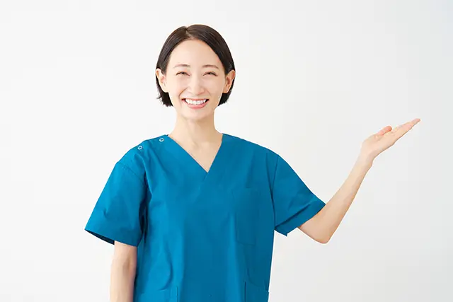 笑顔で案内をする看護師