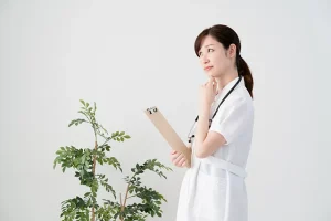 考える看護師