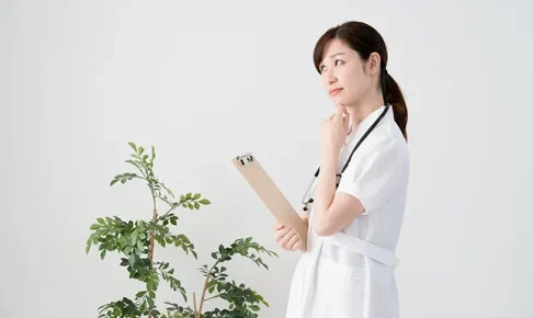 考える看護師