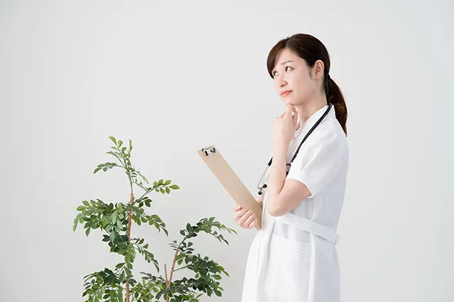 考える看護師