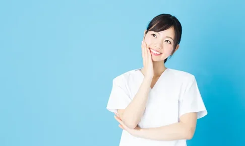 考える看護師