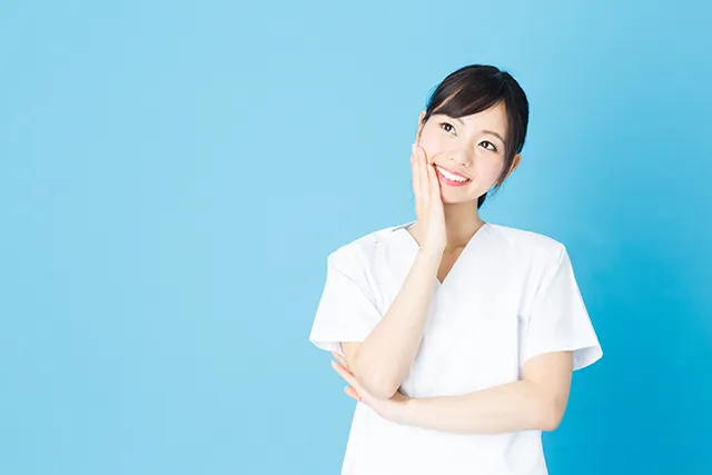 考える看護師