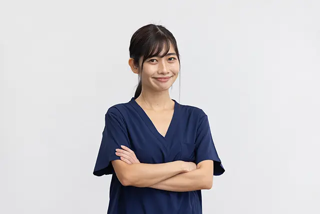 腕組みをする看護師