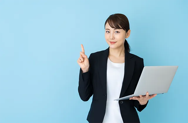 解説をする女性
