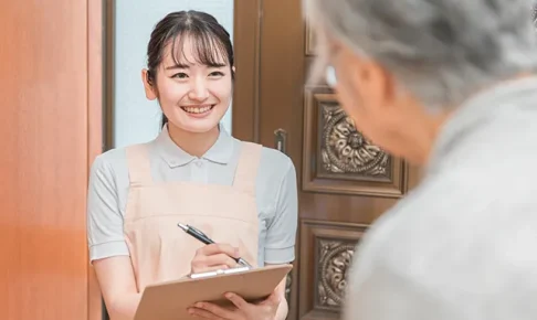 訪問する看護師